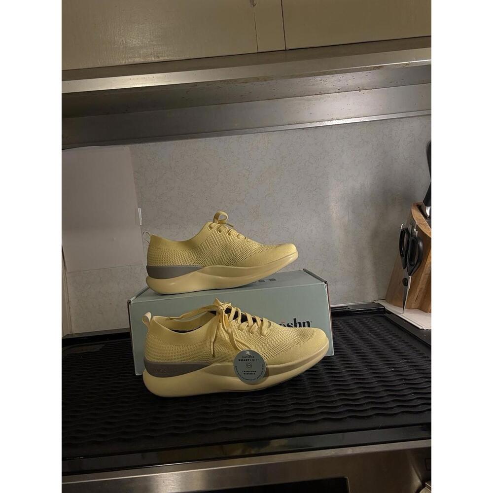 moshn leap Sz 8.5 Med. Custard(0676) Women's Cushioned Shoes